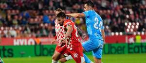 V súboji o loptu sprava obranca Mallorcy Martin Valjent a krídelník Girony Portu počas zápasu Girona FC vs. RCD Mallorca v 34. kole La Ligy 2024/2025