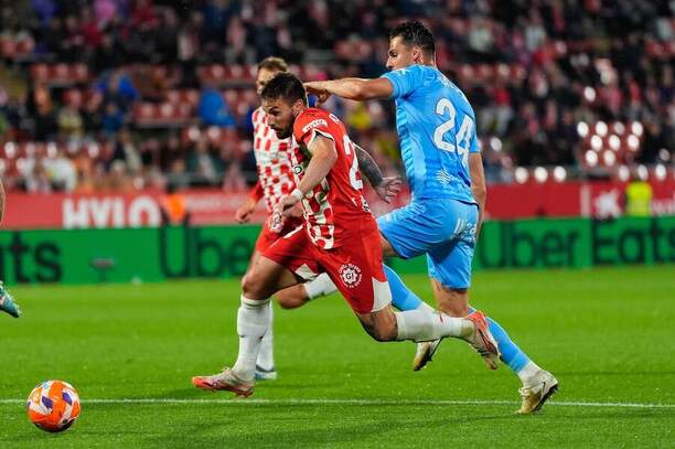 V súboji o&nbsp;loptu sprava obranca Mallorcy Martin Valjent a&nbsp;krídelník Girony Portu počas zápasu Girona FC vs. RCD Mallorca v&nbsp;34. kole La Ligy 2024/2025