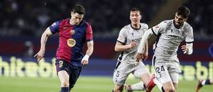 Barcelona vs. Osasuna. Na fotke Robert Lewandowski (Barcelona) a Alejandro Catena (Osasuna).