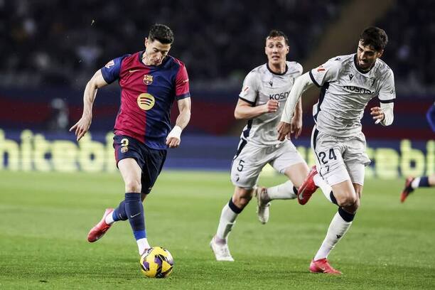 Barcelona vs. Osasuna. Na fotke Robert Lewandowski (Barcelona) a&nbsp;Alejandro Catena (Osasuna).