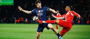 Zľava Khvicha Kvaratskhelia z PSG a Michael Olise z Bayernu v súboji krídelníkov počas prvého semifinálového zápasu Paris Saint-Germain FC vs. FC Bayern Mníchov v Lige majstrov 2025/2026