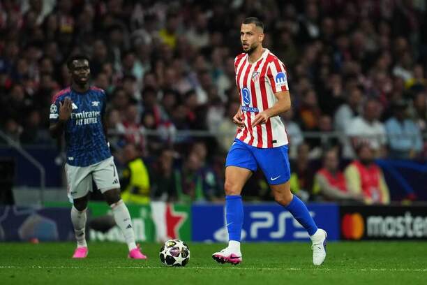 Atlético Madrid vs. Arsenal. Na fotke Dávid Hancko (Atlético) a v pozadí Bukayo Saka (Arsenal).