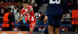 Krídelník Bayernu Luis Díaz (vľavo) počas úvodného semifinálového zápasu Paríž Saint-Germain FC vs. FC Bayern Mníchov v UEFA Champions League 2025/2026