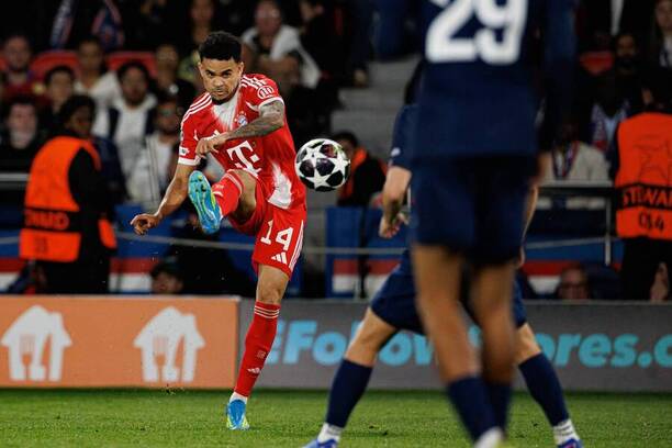 Krídelník Bayernu Luis Díaz (vľavo) počas úvodného semifinálového zápasu Paríž Saint-Germain FC vs. FC Bayern Mníchov v&nbsp;UEFA Champions League 2025/2026