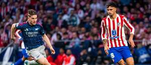 Arsenal vs. Atlético Madrid. Na fotke Viktor Gyokeres (Arsenal) a Marc Pubill (Atlético).