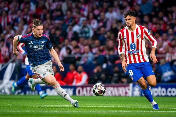 Arsenal vs. Atlético Madrid. Na fotke Viktor Gyokeres (Arsenal) a&nbsp;Marc Pubill (Atlético).