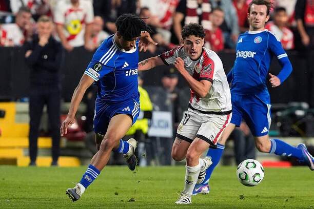 V popredí zľava záložník Štrasburgu Maximillian Oyedele a&nbsp;útočník Rayo Vallecano Sergio Camello počas prvého semifinálového zápasu RC Strasbourg Alsace vs. Rayo Vallecano v&nbsp;Konferenčnej lige UEFA 2025/2026