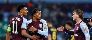 Ollie Watkins, Leon Bailey a Harvey Elliott v drese Aston Villy