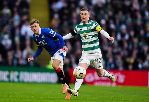 Súboj záložníkov, zľava Connor Barron (Rangers) a&nbsp;Callum McGregor (Celtic) počas zápasu Celtic FC vs. Rangers FC v&nbsp;21. kole škótskej Premiership 2025/2026