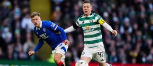 Súboj záložníkov, zľava Connor Barron (Rangers) a Callum McGregor (Celtic) počas zápasu Celtic FC vs. Rangers FC v 21. kole škótskej Premiership 2025/2026