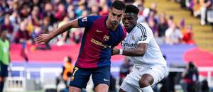 Zľava útočník Barcelony Ferran Torres a záložník Realu Madrid Aurélien Tchouaméni počas El Clásica FC Barcelona vs. Real Madrid CF v 35. kole La Ligy 2024/2025