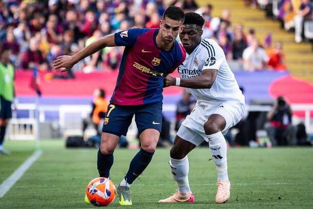 Zľava útočník Barcelony Ferran Torres a&nbsp;záložník Realu Madrid Aurélien Tchouaméni počas El Clásica FC Barcelona vs. Real Madrid CF v&nbsp;35. kole La Ligy 2024/2025