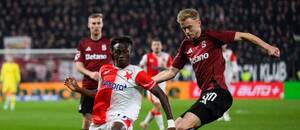 Slavia vs. Sparta. Na fotke Youssoupha Sanyang (Slavia) a Jaroslav Zelený (Sparta).
