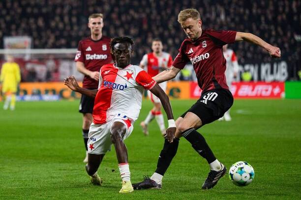 Slavia vs. Sparta. Na fotke Youssoupha Sanyang (Slavia) a&nbsp;Jaroslav Zelený (Sparta).