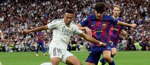 Real Madrid vs. Barcelona. Na fotke Kylian Mbappé (Real) a Pau Cubarsi (Barcelona).