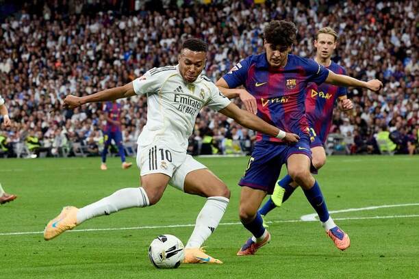 Real Madrid vs. Barcelona. Na fotke Kylian Mbappé (Real) a&nbsp;Pau Cubarsi (Barcelona).