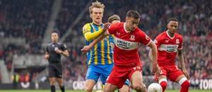 Middlesbrough vs. Southampton. Na fotke David Strelec a Taylor Harwood-Bellis v súboji o loptu.