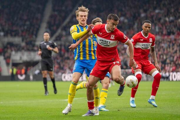 Middlesbrough vs. Southampton. Na fotke David Strelec a&nbsp;Taylor Harwood-Bellis v&nbsp;súboji o&nbsp;loptu.