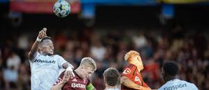 Hlavičkový súboj obrancov, zľava Sampson Dweh (Plzeň) a Filip Panák (Sparta) počas zápasu AC Sparta Praha vs. FC Viktoria Plzeň v 9. kole základnej časti Chance Ligy 2025/2026