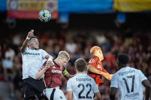 Hlavičkový súboj obrancov, zľava Sampson Dweh (Plzeň) a&nbsp;Filip Panák (Sparta) počas zápasu AC Sparta Praha vs. FC Viktoria Plzeň v&nbsp;9. kole základnej časti Chance Ligy 2025/2026