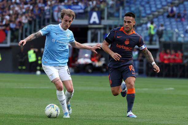Lazio vs. Inter Miláno. Na fotke Nicolo Rovella (Lazio) a&nbsp;Lautaro Martínez (Inter).