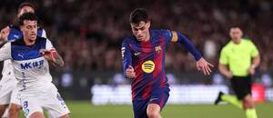 Barcelona vs. Alavés. Na fotke Pedri (Barcelona) a Antonio Blanco (Alavés).