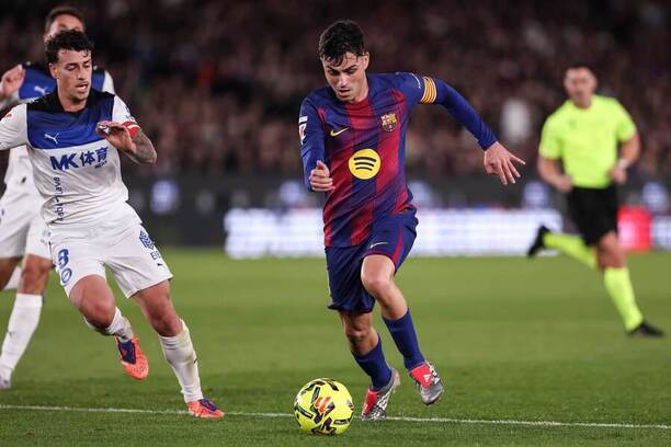 Barcelona vs. Alavés. Na fotke Pedri (Barcelona) a&nbsp;Antonio Blanco (Alavés).