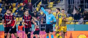 Dunajská Streda vs. Trnava. Na fotke hlavný rozhodca Ivan Kružliak udeľuje žltú kartu Milošovi Kratochvílovi.
