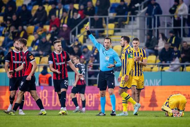 Dunajská Streda vs. Trnava. Na fotke hlavný rozhodca Ivan Kružliak udeľuje žltú kartu Milošovi Kratochvílovi.