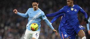 Zľava záložník Manchestru City Tijjani Reijnders a obranca Chelsea Josh Acheampong počas zápasu Manchester City FC vs. Chelsea FC v 20. kole anglickej Premier League 2025/2026