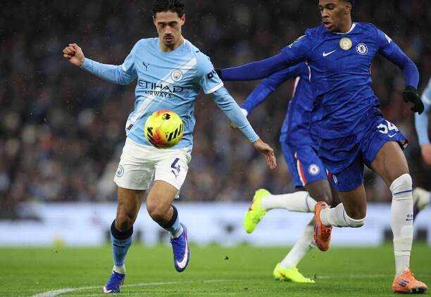 Zľava záložník Manchestru City Tijjani Reijnders a&nbsp;obranca Chelsea Josh Acheampong počas zápasu Manchester City FC vs. Chelsea FC v&nbsp;20. kole anglickej Premier League 2025/2026