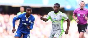 Chelsea vs. Manchester City. Na fotke Moisés Caicedo (Chelsea) a Jeremy Doku (Man City)
