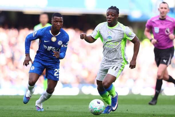 Chelsea vs. Manchester City. Na fotke Moisés Caicedo (Chelsea) a&nbsp;Jeremy Doku (Man City)
