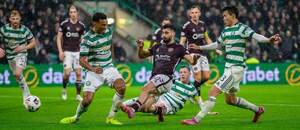Útočník Hearts Cláudio Braga (uprostred) v obkolesení hráčov Celticu strieľa otvárací gól zápasu Celtic FC vs. Heart of Midlothian FC v decembrovom 16. kole škótskej Premiership 2025/2026