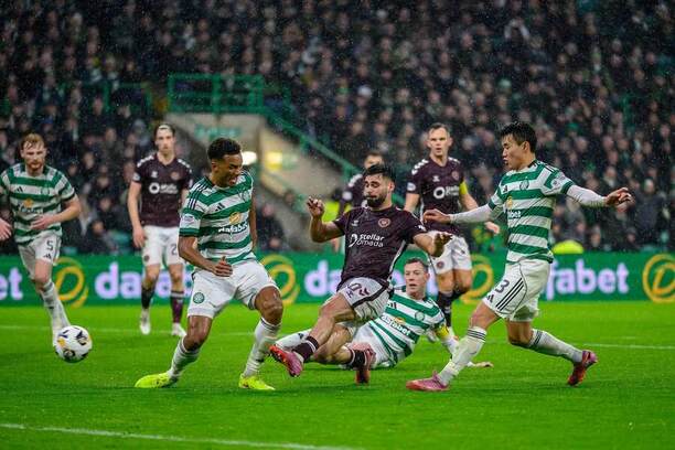 Útočník Hearts Cláudio Braga (uprostred) v&nbsp;obkolesení hráčov Celticu strieľa otvárací gól zápasu Celtic FC vs. Heart of Midlothian FC v&nbsp;decembrovom 16. kole škótskej Premiership 2025/2026