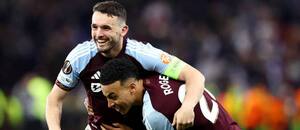 Radosť záložníkov Aston Villy Johna McGinna (vľavo) a Morgana Rogersa po víťaznej odvete s Nottinghamom Forest v semifinále Európskej ligy UEFA 2025/2026