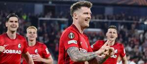 Obranca Freiburgu Lukas Kübler (v popredí) oslavuje 3. gól svojho tímu do siete Bragy v semifinálovej odvete SC Freiburg vs. Sporting Braga v rámci Európskej ligy UEFA 2025/2026