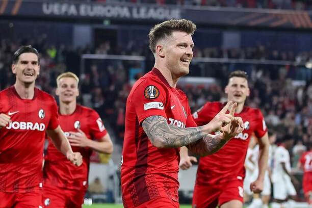 Obranca Freiburgu Lukas Kübler (v popredí) oslavuje 3.&nbsp;gól svojho tímu do&nbsp;siete Bragy v&nbsp;semifinálovej odvete SC Freiburg vs. Sporting Braga v&nbsp;rámci Európskej ligy UEFA 2025/2026