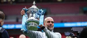 Pep Guardiola s trofejou pre víťaza FA Cupu.