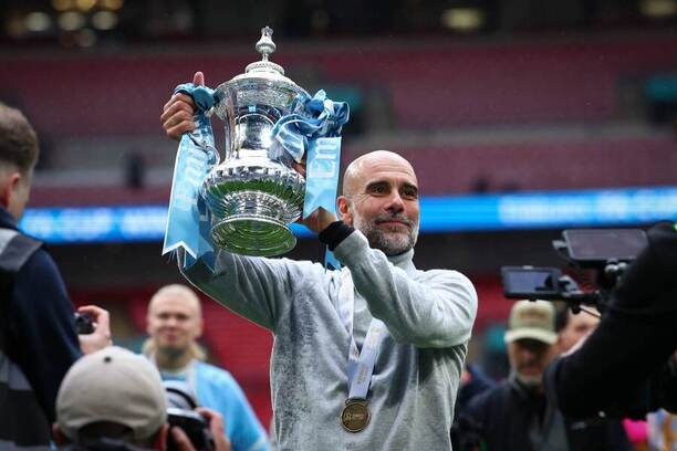 Pep Guardiola s trofejou pre víťaza FA Cupu.
