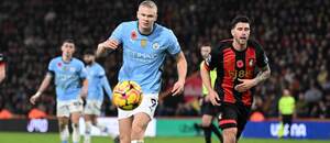 Útočník Man City Erling Haaland (vľavo) počas zápasu AFC Bournemouth vs. Manchester City FC v 10. kole Premier League 2024/2025
