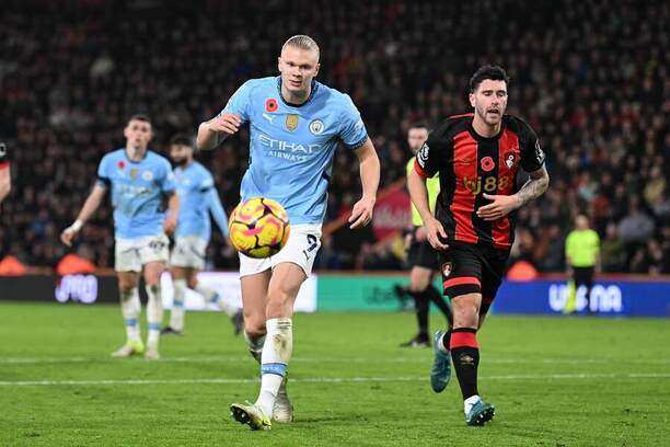 Útočník Man City Erling Haaland (vľavo) počas zápasu AFC Bournemouth vs. Manchester City FC v&nbsp;10. kole Premier League 2024/2025