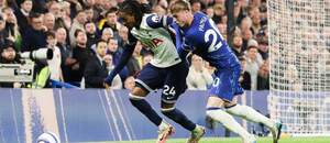 Obranca Tottenhamu Djed Spence (vľavo) a záložník Chelsea Cole Palmer počas zápasu Chelsea FC vs. Tottenham Hotspur FC v 30. kole Premier League 2024/2025