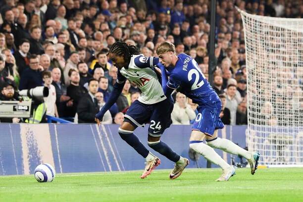 Obranca Tottenhamu Djed Spence (vľavo) a&nbsp;záložník Chelsea Cole Palmer počas zápasu Chelsea FC vs. Tottenham Hotspur FC v&nbsp;30. kole Premier League 2024/2025