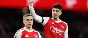 Leandro Trossard a Kai Havertz (vpravo) tešiaci sa z dôležitého víťazstva nad Burnley v 37. kole Premier League 2025/2026