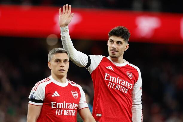Leandro Trossard a Kai Havertz (vpravo) tešiaci sa z dôležitého víťazstva nad Burnley v 37. kole Premier League 2025/2026