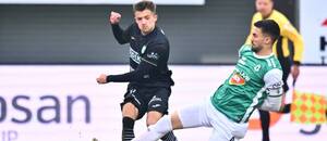 Zľava slovenský záložník Karvinej Kristián Vallo a srbský obranca Jablonca Nemanja Tekijaški počas zápasu FK Jablonec vs. MFK Karviná v 23. kole Chance Ligy 2024/2025