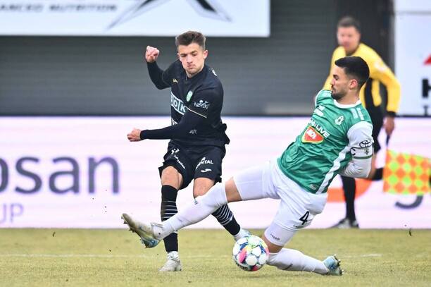 Zľava slovenský záložník Karvinej Kristián Vallo a&nbsp;srbský obranca Jablonca Nemanja Tekijaški počas zápasu FK Jablonec vs. MFK Karviná v&nbsp;23. kole Chance Ligy 2024/2025