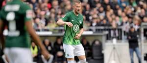 Slovenský obranca Wolfsburgu Denis Vavro (uprostred) počas zápasu St. Pauli vs. VfL Wolfsburg v 34. kole nemeckej Bundesligy