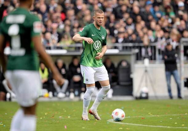 Slovenský obranca Wolfsburgu Denis Vavro (uprostred) počas zápasu St. Pauli vs. VfL Wolfsburg v&nbsp;34. kole nemeckej Bundesligy